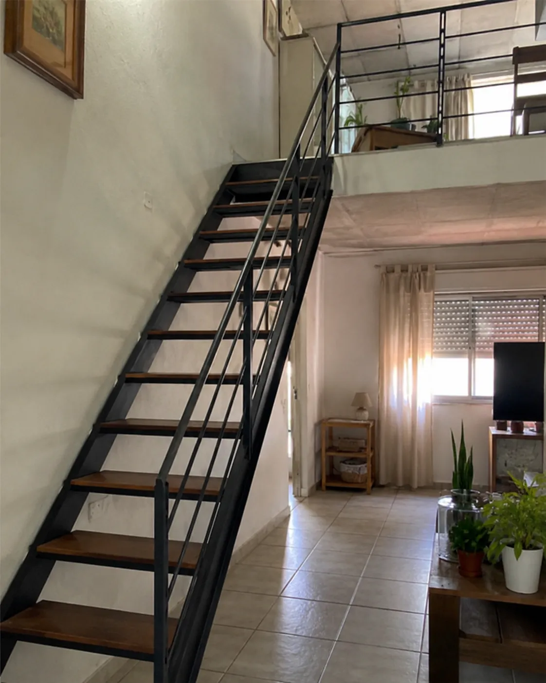 Escalera interior con peldaños de madera — trabajo de herrería de Hierro Fach
